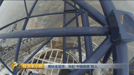 徐彬出身湖北麻城农家,1993年,中建三局在麻城开展扶贫招工,他被应招进入了建筑行业。那年他只有18岁,没有一技之长,可以说在这之前,他从来还没想过自己能脱离“面朝黄土背朝天”的日子去外面闯天下。