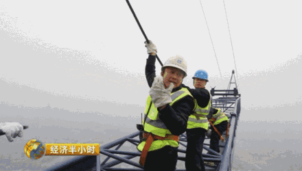 但今天与以往不同,拆除这台巨型ZSL380型塔吊的方式是,折叠拆除吊臂的第四五六节后最前端利用自身卷扬机的动力下降至地面,再借助一旁的小型塔吊拆除主体,这其中需要克服风力、天气等诸多困难因素,并且全部过程要在500米的高空进行。难度系数和风险系数都大大提高。