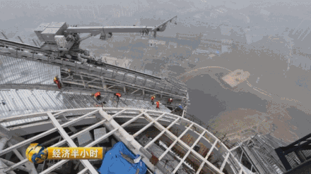 此时,他正在指挥另一部小一点的120型号塔吊对脚下的380塔吊进行配重拆除工作,这也是拆除过程的第一步,事关重要。随着钢缆的不断绷紧,十几吨的配重部件撞击在380塔吊的尾端,整个塔吊产生了剧烈的晃动。徐彬检查了一下,下令全速起吊。