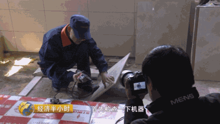 武汉市镶贴工 陶猛:砂浆的配比,然后这个水泥和砂的比例呢,一般按照1:3的比例就行了。打磨的时候要检查一下机器,刀片是否牢固。